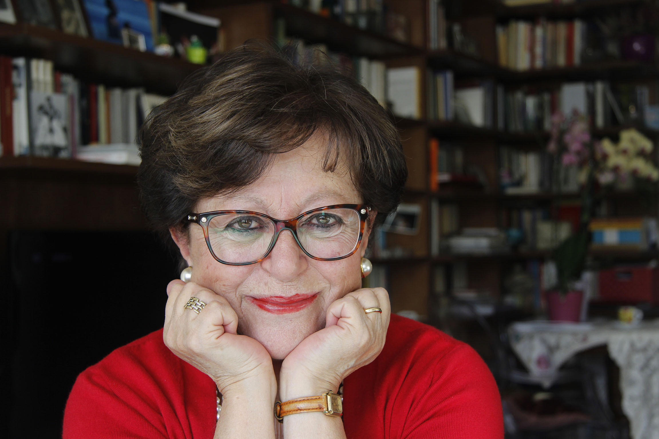 ALberico Giulia, scrittrice, collana, perle, libro, libreria, mani, occhiali © 2017 Giliola CHISTE **