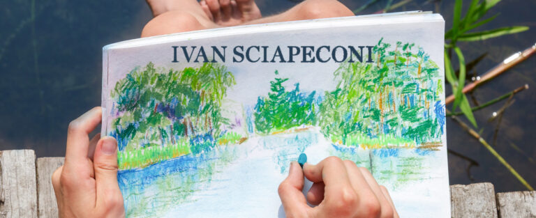 “Il nome che diamo ai colori” di Ivan Sciapeconi, una storia di speranza, “demerito” e “anormalità”.
